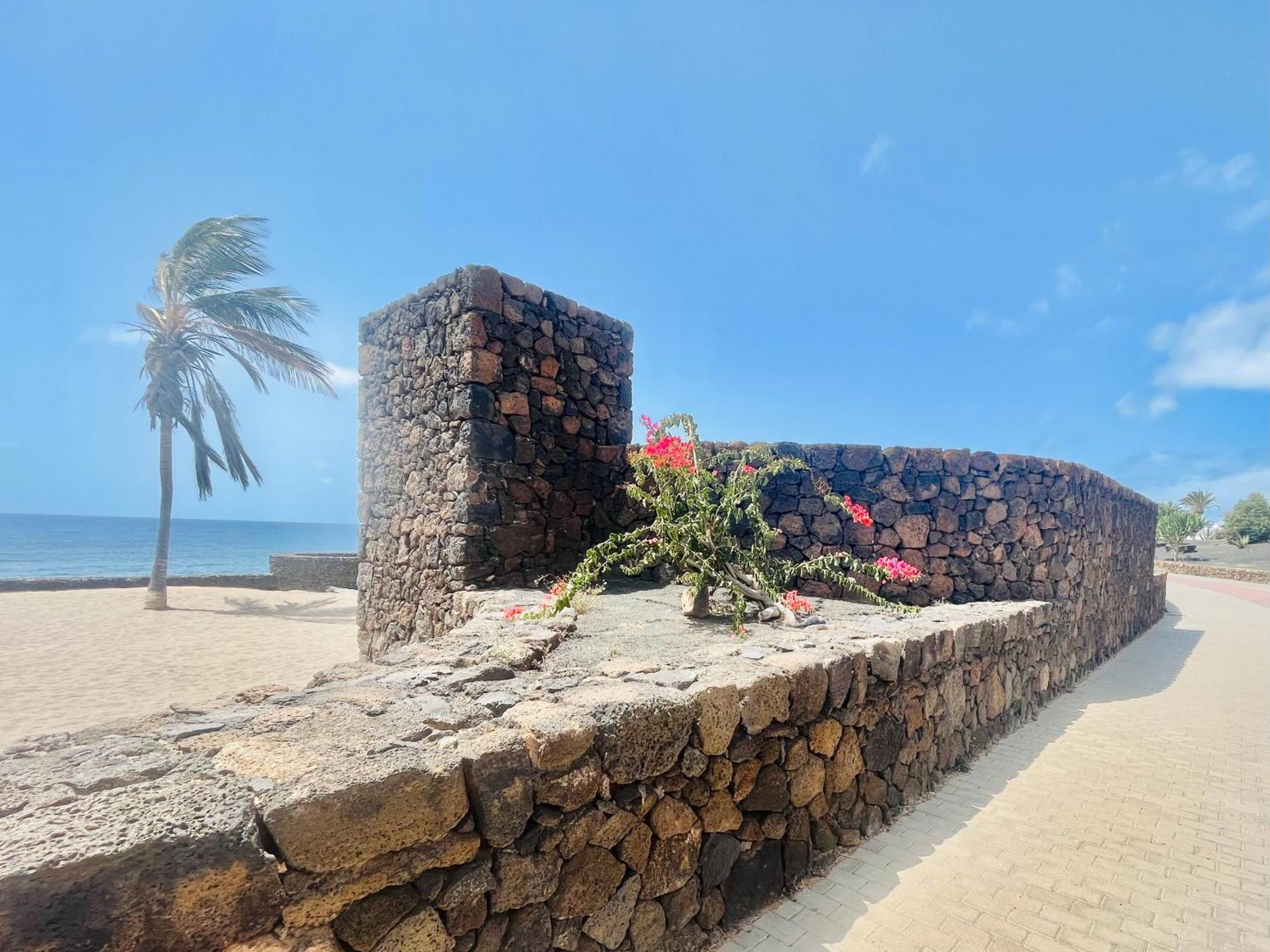 Trinity House En Playa Bastian Costa Teguise